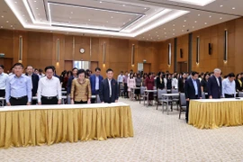 Los delegados guardan un minuto de silencio en honor a las víctimas de las mortíferas inundaciones (Fuente: VNA)