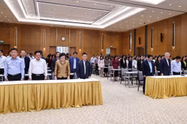 Los delegados guardan un minuto de silencio en honor a las víctimas de las mortíferas inundaciones (Fuente: VNA)