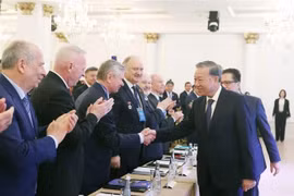 El secretario general del Partido Comunista de Vietnam, To Lam, se reúne con los intelectuales y expertos rusos que apoyaron a la nación indochina (Fuente: VNA)
