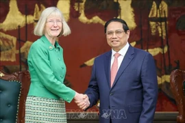 El primer ministro Pham Minh Chinh recibe a la flamante embajadora de Australia en Vietnam, Gillian Bird (Fuente: VNA)