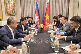 En el encuentro entre el canciller de Vietnam, Le Hoai Trung, y el vicepremier y ministro de Relaciones Exteriores y Cooperación Internacional de Camboya, Prak Sokhonn (Fuente: VNA)