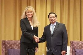 El primer ministro de Vietnam, Pham Minh Chinh (derecha) y la presidenta del grupo Adamed, Malgorzata Adamkiewicz (Fuente: VNA)