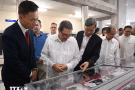 El embajador de Vietnam en Cuba, Le Quang Long (tercero desde la izquierda), y el canciller cubano Bruno Rodríguez (segundo desde la izquierda) visitan el espacio fotográfico sobre las relaciones entre Vietnam y Cuba. (Foto: Viet Hung/VNA)