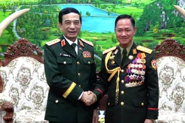 El general Phan Van Giang, ministro de Defensa de Vietnam, sostiene un encuentro con su par laosiano, el coronel general Khamliang Outhakaysone (Fuente: VNA)