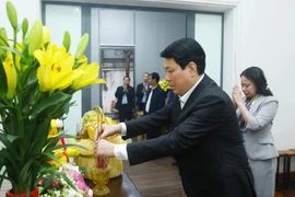 El presidente Luong Cuong y la vicepresidenta Vo Thi Anh Xuan ofrecen incienso en conmemoración del difunto secretario general del Partido Comunista, Nguyen Phu Trong (Fuente: VNA)