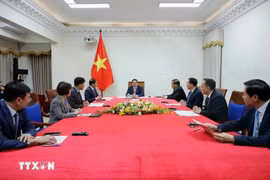 El primer ministro de Vietnam, Pham Minh Chinh, durante una conversación telefónica con su homólogo malasio, Anwar Ibrahim (Fuente: VNA)