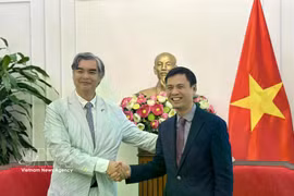 El viceministro Dang Hoang Giang, recibe al embajador de la Unión Europea ante la ASEAN, Sujiro Seam (Fuente: VNA)