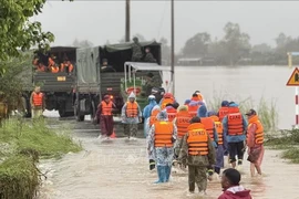 Las fuerzas competentes de Vietnam están concentrando todos los recursos para ayudar a la población del Centro y la Altiplanicie Occidental del país a superar las consecuencias de las históricas inundaciones (Fuente: VNA)