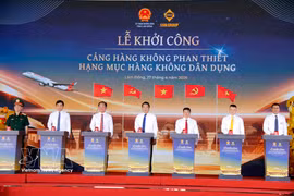 Ceremonia de colocación de la primera piedra para la construcción del aeropuerto de Phan Thiet - Componente de Aviación Civil. Foto: VNA.