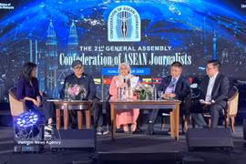 Los ponentes debaten sobre la IA en el periodismo durante la XXI Asamblea General de la Federación de Periodistas de la ASEAN. Foto: VNA