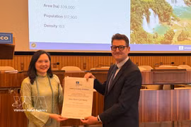 La embajadora Nguyen Thi Van Anh recibe el Certificado de Re-reconocimiento del Geoparque Mundial Non Nuoc Cao Bang. Foto: VNA