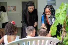 Le Thi Bich Tran, esposa del primer ministro de Vietnam, Pham Minh Chinh, visita el Centro de Bienestar Social Dona Meca en la ciudad de Río de Janeiro (Fuente: VNA)