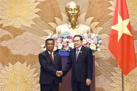 El presidente de la Asamblea Nacional de Vietnam, Tran Thanh Man (derecha) recibe al vicepresidente de la Asamblea Nacional de Laos, Suvon Luongbunmi (Fuente: VNA)