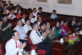 El secretario general del Partido Comunista de Vietnam (PCV), To Lam, y altos funcionarios participaan en el emotivo concierto “Sinfonía de la Paz” en Ciudad Ho Chi Minh (Fuente: VNA)