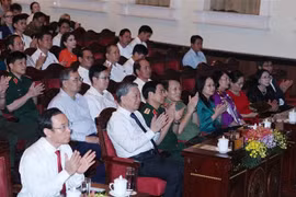 El secretario general del Partido Comunista de Vietnam (PCV), To Lam, y altos funcionarios participaan en el emotivo concierto “Sinfonía de la Paz” en Ciudad Ho Chi Minh (Fuente: VNA)