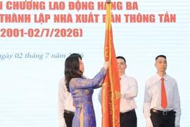 La ministra de Cultura, Deportes y Turismo, Lam Thi Phuong Thanh, en representación del Presidente de la República, entrega a la institución la Orden del Trabajo de Tercera Clase (Fuente: VNA)