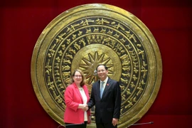 El vicepresidente de la Asamblea Nacional de Vietnam, Tran Quang Phuong, recibe a la presidenta de la USCC, Reva Price (Fuente: VNA)