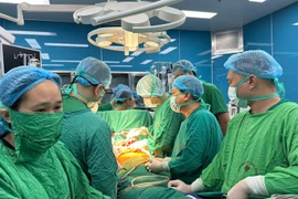 Médicos realizan un trasplante de pulmón a un paciente. (Foto: Vietnam+)