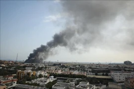 El humo se eleva después de que un misil iraní impactara el cuartel general de la Quinta Flota de la Armada de los EE. UU. en Manama, Bahréin, el 28 de febrero de 2026. Foto: AA/VNA