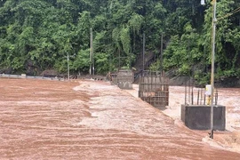 Fuertes lluvias provocan la subida del nivel del agua, inundando carreteras y el subsuelo en el norte de la provincia de Quang Tri. Foto: VNA