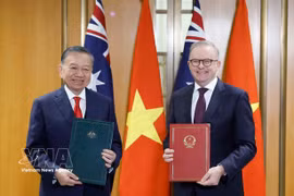El secretario general del Partido Comunista y presidente de Vietnam, To Lam, y el primer ministro australiano Anthony Albanese intercambian la declaración conjunta. Foto: VNA