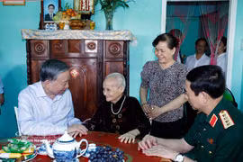 El secretario general del Partido Comunista y presidente de Vietnam, To Lam, visita a la Madre Heroína Huynh Thi Lo (Fuente: VNA)