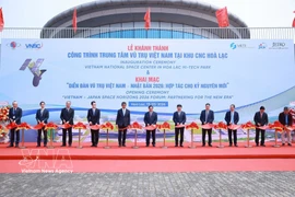 El primer ministro Pham Minh Chinh y su delegación cortaron la cinta para inaugurar el Centro Espacial de Vietnam en el Parque Tecnológico de Hoa Lac. Foto: VNA.