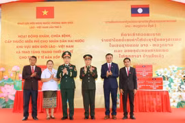 El viceprimer ministro y titular de Defensa vietnamita, general Phan Van Giang y su homólogo laosiano, el general Khamliang Outhakaysone, participan en una actividad en el marco del evento (Fuente: Periódico Tin Tuc va Dan toc)