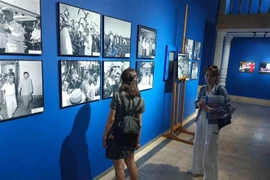 En la exposición fotográfica (Fuente: VNA)