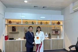 El embajador de Vietnam en Brasil, concurrente en Perú, Bui Van Nghi y la ministra de Comercio Exterior y Turismo de Perú, Desilú León Chempén (Fuente: Embajada de Vietnam en Brasil)