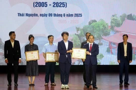 El Comité Popular de Thai Nguyen otorga certificados de mérito a unos 12 colectivos e individuos con logros sobresalientes en actividades para fomentar la relación con Gyesongbuk-do (Fuente: VNA)