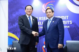 En el encuentro entre el primer ministro laosiano, Sonexay Siphandone y el premier vietnamita, Pham Minh Chinh (Fuente: VNA)