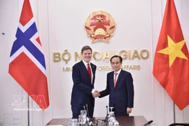 El canciller de Vietnam, Le Hoai Trung, y el ministro de Desarrollo Internacional de Noruega, Asmund Aukrust (Fuente: Ministerio de Relaciones Exteriores)