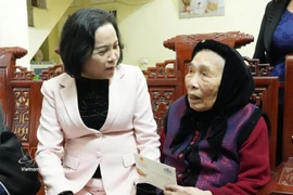 La vicepresidenta del Parlamento, Nguyen Thi Thanh, entrega regalos a una anciana en situación desfavorecida en la provincia norteña de Ninh Binh 9Fuente: VNA)