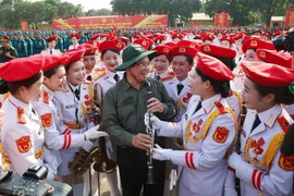 El primer ministro de Vietnam, Pham Minh Chinh, visita y motiva a las fuerzas armadas (Fuente: VNA)