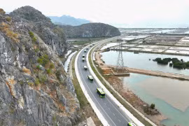 La línea de tren eléctrico de la estación Phu Long a la bahía central de Green Island opera en Cat Ba desde el 18 de abril. (Foto: VNA)