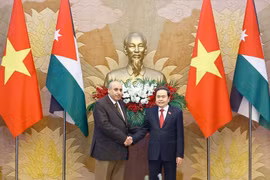El presidente de la Asamblea Nacional de Vietnam, Tran Thanh Man, y el titular de la Cámara de Representantes de Jordania, Mazen Turki El Qadi (Fuente: VNA)
