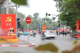 El ambiente de celebración del 96.º aniversario de la fundación del Partido se extendió por muchas calles de Hanoi. Foto: VNA