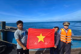 Entregan banderas nacionales a pescadores. Foto: VNA