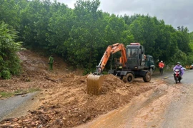 Las autoridades locales limpian un deslizamiento de tierra en la Carretera Nacional 14G, en la ciudad cetral de Da Nang. Foto: VNA