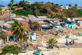 La playa de Xuan Thanh en la provincia de Gia Lai quedó devastada tras el paso de la tormenta Kalmaegi. Foto: Periódico Lao Dong