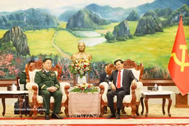 El general Nguyen Trong Nghia, jefe del Departamento General de Política del Ejército Popular de Vietnam, y el secretario general del Partido Popular Revolucionario (PPRL) y presidente de Laos, Thongloun Sisoulith (Fuente: VNA)