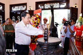 El presidente de la Asamblea Nacional, Tran Thanh Man, ofrece incienso en homenaje al presidente del Consejo de Ministros Pham Hung y al primer ministro Vo Van Kiet (Fuente: VNA)
