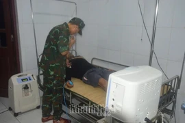 Un pescador de la provincia central de Quang Ngai fue atendido de emergencia en la enfermería de la isla Song Tu Tay (Fuente: Periódico Khanh Hoa)