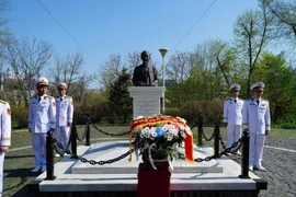 Ceremonia de ofrenda floral en el Monumento a Ho Chi Minh en la ciudad rusa de Vladivostok (Foto: Vietnam+)