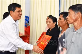 Duong Sa Kha, secretario del Comité partidista del municipio de Vinh Chau, entrega de manera simbólica las nuevas viviendas a familias desfavorecidas. (Foto: VNA)