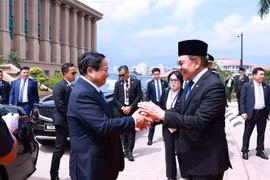 El primer ministro malasio, Anwar Ibrahim (derecha), recibe a su homólogo vietnamita, Pham Minh Chinh, en Kuala Lumpur (Foto: VNA)