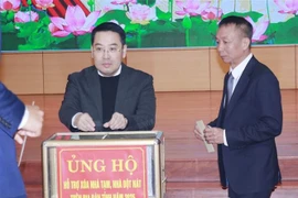 El presidente del Comité Popular de Yen Bai, Nguyen Tuan Anh, apoya la eliminación de las viviendas temporales y deterioradas en la provincia (Fuente: VNA)