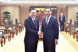 El viceprimer ministro y titular de Defensa de Vietnam, Phan Van Giang (derecha) recibe al secretario general de la ASEAN, Kao Kim Hourn (Fuente: VNA)