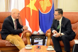El embajador de Vietnam en Francia, Trinh Duc Hai, sostiene conversaciones con Frédéric Cheneau, vicepresidente de Desarrollo de Negocios Internacionales de Assystem. Foto: VNA